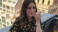Cream puffs yang manis dan lembut, jadi camilan yang digemari oleh dara cantik satu ini. Apalagi sambil menikmati pemandangan kota New York yang ramai. Foto: Instagram @annehathaway