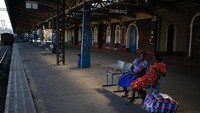 Beginilah pemandangan di Stasiun Marondera yang berada di Kota Herare, Zimbabwe. Sepi! (Siphiwe Sibeko/Reuters) 