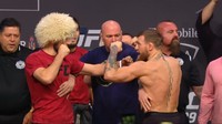 McGeregor dikenal karena mulut besarnya, dan duel super mahal dengan Floyd Mayweather Jr beberapa waktu lalu. Sementara Khabib memegang rekor tak terkalahkan dan punya kepribadian yang bertolak belakang dengan McGregor. (Reuters)
