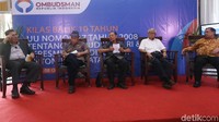 Hadir dalam diskusi tersebut (kiri-kanan) Wakil Ketua Pansus Komisi III Sayuti Asyarti, Ketua Pansus ORI Bagir Manan, Ketua ORI pertama Antonius Sujata, Sekjen pertama ORI Suharyono dan Wakil Ketua Komisi II DPR Herman Khaeron.