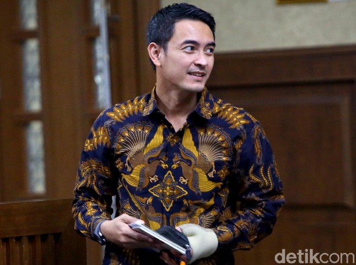 Gubernur nonaktif Jambi Zumi Zola kembali jalani sidang kasus korupsi. Sejumlah saksi dihadirkan mulai dari anak buah Zumi Zola hingga pihak swasta (kontraktor)