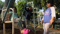 RPTRA seluas 2.000 meter persegi itu sebelum menjadi RPTRA adalah taman yang dilengkapi fasilitas untuk pendidikan anak usia dini (PAUD). Pengembang RPTRA hanya menambahkan beberapa fasilitas. Karena merupakan aset lama, ayunan yang ada sejak taman terdahulu sudah rusak. Pijakan besi kendur hingga menyentuh tanah.