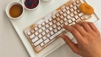  Dessert yang satu ini punya bentuk yang unik. Kamu bisa memakan waffle bentuk keyboard berserta pelengkapnya di Nexon Computer Museum di Pulau Jeju. Foto: Istimewa