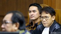 Dalam sidang itu pun hakim menanyakan sejumlah pertanyaan kepada para saksi terkait dengan kasus gratifikasi yang menjerat Zumi Zola. Salah satunya pertanyaan hakim kepada Varial Adi Putra terkait dengan uang ketuk palu yang diduga diminta DPRD Jambu untuk pengesahan anggaran. Hakim pun mengetahui bahwa Adi sempat memberikan pernyataan bohong hingga kemudia dicecar pertanyaan lain dan mengakui adanya uang ketuk palu tersebut.