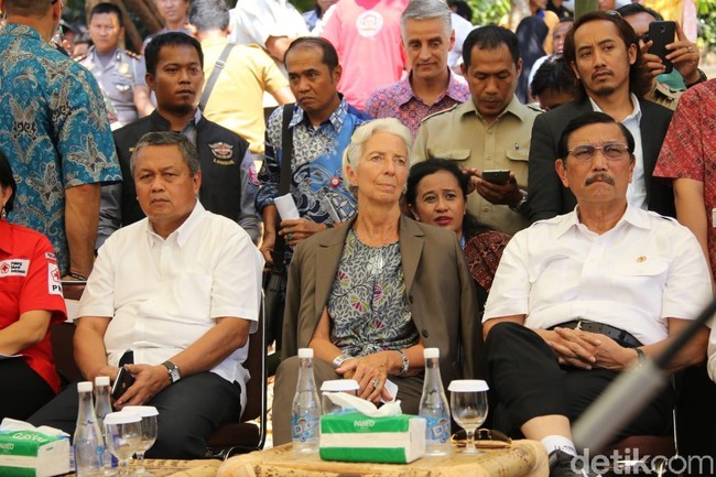 Christine Lagarde tampil stylish dengan blouse motif batik bunga yang ia padankan bersama setelan jas bergaya maskulin. Foto: Detikcom