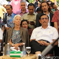 Christine Lagarde tampil stylish dengan blouse motif batik bunga yang ia padankan bersama setelan jas bergaya maskulin. Foto: Detikcom