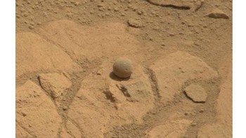 Karena tendangan astronot tadi terlalu kencang, sekarang bola tersebut membatu di Mars. Foto: Istimewa