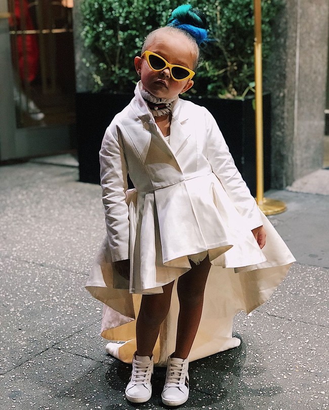 Di usia 5 tahun, Taylen sudah sering menghadiri fashion show di pekan mode dunia, bahkan menjadi kritikus fashion. US Magazine menyebutnya sebagai Anna Wintour mini. Foto: Dok. Instagram @TaylenBiggs