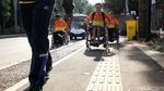 Nyamannya Trotoar GBK untuk Suporter Difabel