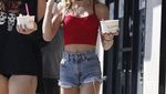 Manisnya Putri Johnny Depp, Lily-Rose Depp Saat Masak dan Kulineran