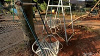 Sejumlah fasilitas bermain di RPTRA Taman Guntur di Bendungan Hilir tampak telah rusak dan tak dapat digunakan.