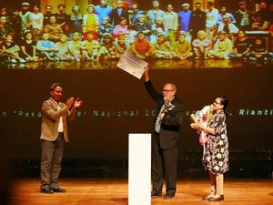 Nano Riantiarno Raih Anugerah Pekan Teater Nasional 2018