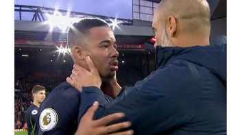 Katanya sih Gabriel Jesus bilang mau ambil tendangan penalti yang disia-siakan Mahrez. Foto: Istimewa