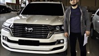 Dilihat detikOto di Instagram keduanya, Khabib jarang sekali memposting benda milik pribadinya tak terkecuali mobil. Hanya ada beberapa foto ia bersama mobil yang benar-benar diakui sebagai kendaraannya. Seperti Mercedes-AMG GT, Lada Priora, dan Toyota Land Cruiser J200. Foto: carbuzz