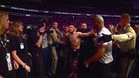 Tak lama setelah pertarungan keributan terjadi. Khabib melompat keluar ring memburu salah seorang kru McGregor, yang dituding telah menghina agama, negara dan orang tuanya. (Harry How/Getty Images)