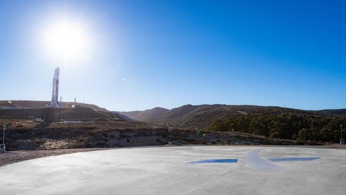 Roket Falcon 9 milik SpaceX sedang berada di Vandenberg Air Force Base. Foto: Twitter/SpaceX Roket Falcon 9 milik SpaceX sedang berada di Vandenberg Air Force Base. Foto: Twitter/SpaceX