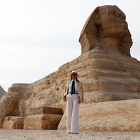 Lucu melihat Melania bermain kostum sebagai seorang Nazi yang dikutuk oleh dewa di akhir film, ujar komedian Rob Delaney seperti dikutip Allure. Ada pula netizen yang berkicau, Apakah terlalu gamblang untuk mengatakan gaya Melania mirip dengan arkeolog pendukung Nazi di film Indiana Jones? (Foto: REUTERS/Carlo Allegri)