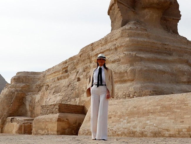 Lucu melihat Melania bermain kostum sebagai seorang Nazi yang dikutuk oleh dewa di akhir film, ujar komedian Rob Delaney seperti dikutip Allure. Ada pula netizen yang berkicau, Apakah terlalu gamblang untuk mengatakan gaya Melania mirip dengan arkeolog pendukung Nazi di film Indiana Jones? (Foto: REUTERS/Carlo Allegri)