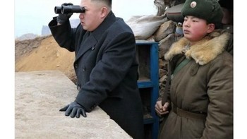 Kim Jong-un pun tampak bersiap jika bola sepakan Mahrez bisa mengancam negaranya. Foto: Istimewa