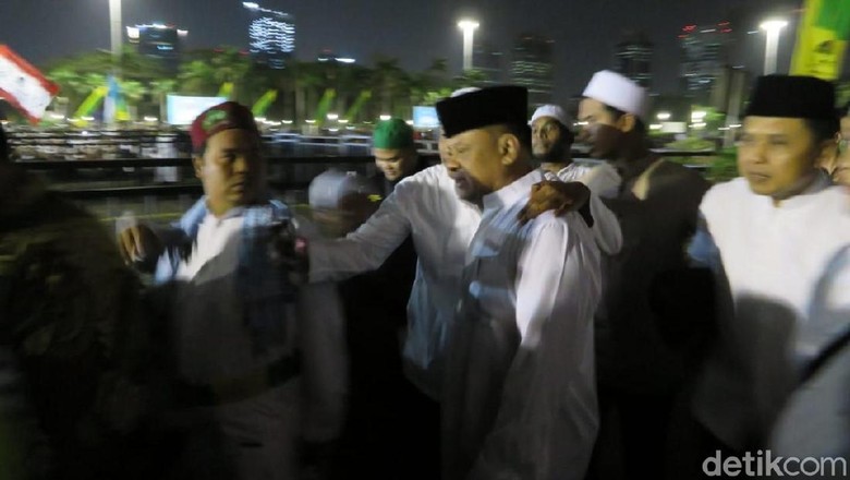 Hadiri Tabligh Akbar di Monas, Sandi Cipika-cipiki dengan Gatot