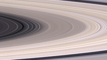 Cincin Saturnus terdiri dari berbagai material dan bermacam ukuran, dengan total ada 7 bagian utama di dalamnya. Foto: NASA