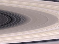 Fakta Unik Saturnus yang Malam Ini Mengintip dari Balik Bulan