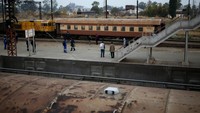 Memang, suasana perekonomian yang semakin menurun semenjak 2 dekade terakhir berimbas ke segala aspek, salah satunya terhadap layanan kereta api (Siphiwe Sibeko/Reuters)