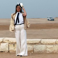 Ia memakai blus putih Chanel yang berdasikan pita dengan luaran blazer off-white Ralph Lauren. Untuk bawahan, celana palazzo putih jadi andalan. (Foto: REUTERS/Carlo Allegri)