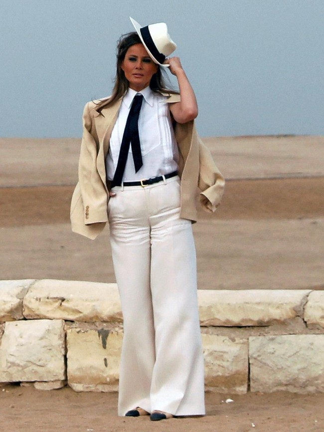 Ia memakai blus putih Chanel yang berdasikan pita dengan luaran blazer off-white Ralph Lauren. Untuk bawahan, celana palazzo putih jadi andalan. (Foto: REUTERS/Carlo Allegri)