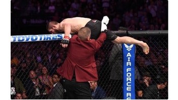 Guardiola yang kesal pun ikut mengejar Mahrez bareng Jesus. Foto: Istimewa