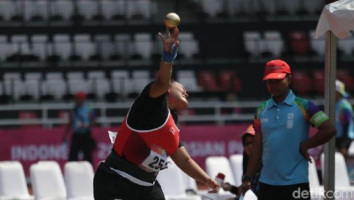 Suparniyati meraih medali emas Asian Para Games 2018 dari tolak peluru F20 putri. (Agung Pambudhy/detikSport) Suparniyati meraih medali emas Asian Para Games 2018 dari tolak peluru F20 putri. (Agung Pambudhy/detikSport)