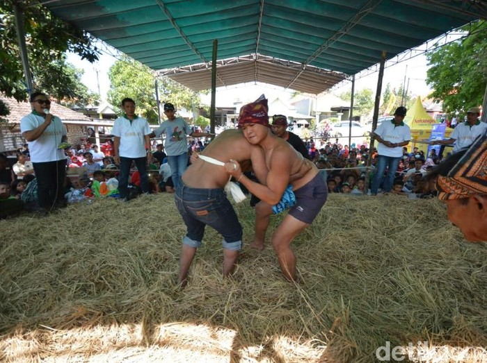 gulat okol, kesenian rakyat khas surabaya