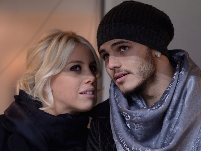 Wanita ini adalah Wanda Nara yang dinegerinya, Argentina, dikenal sebagai model dan bintang TV. Sosok Wanda menjadi sensasi saat terlibat skandal seks dengan pemain sepakbola Mauro Icardi. Saat percintaan itu terjadi statusnya masih sebagai istri dari Mario Lopez. Dan ketika perselingkuhan tersebut terjadi Mauro dan Mario sama-sama bermain untuk Sampdoria. Wanda bercerai dari Mario Lopez yang sudah memberinya tiga anak pada November 2013. Dan pada Mei 2014, dia dinikahi Mauro Icardi yang kini bermain untuk Inter Milan. Foto: Getty Images