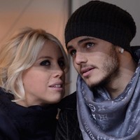 Wanita ini adalah Wanda Nara yang dinegerinya, Argentina, dikenal sebagai model dan bintang TV. Sosok Wanda menjadi sensasi saat terlibat skandal seks dengan pemain sepakbola Mauro Icardi. Saat percintaan itu terjadi statusnya masih sebagai istri dari Mario Lopez. Dan ketika perselingkuhan tersebut terjadi Mauro dan Mario sama-sama bermain untuk Sampdoria. Wanda bercerai dari Mario Lopez yang sudah memberinya tiga anak pada November 2013. Dan pada Mei 2014, dia dinikahi Mauro Icardi yang kini bermain untuk Inter Milan. Foto: Getty Images