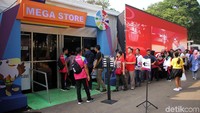 Mereka rela mengantre sejak pagi di Mega Store, tempat penjualan pernak-pernik Asian Para Games.