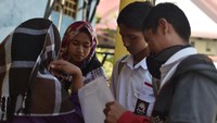 Pihak sekolah pun hanya melakukan pendataan kepada siswa di hari pertama sekolah untuk mengetahui jumlah siswa pascagempa dan tsunami. Istimewa/Antara Foto/Wahyu Putro A.