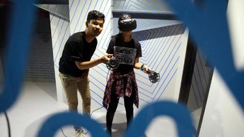 Seorang anak mencoba virtual games reality yang terdapat di Techpolitan The Breeze BSD City. Istimewa/Sinar Mas Land. 