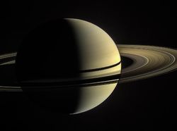 Fakta Unik Saturnus yang Malam Ini Mengintip dari Balik Bulan