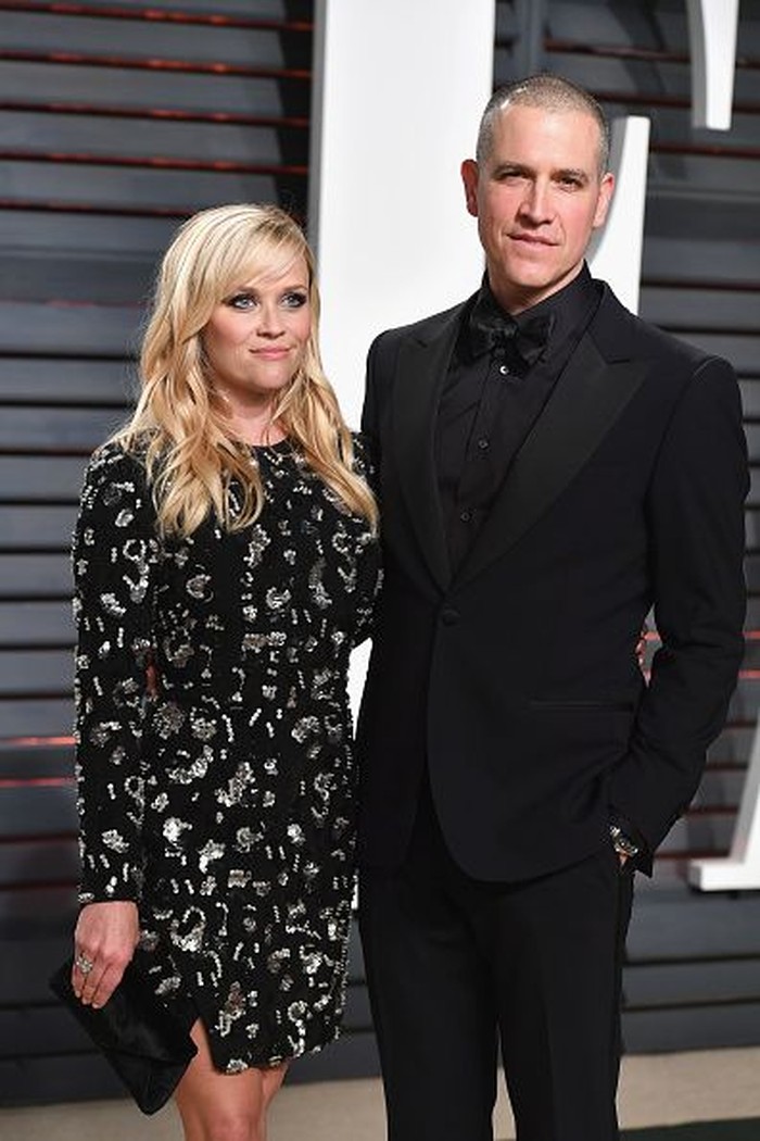 BEVERLY HILLS, CA - FEBRUARY 26:  Actor Reese Witherspoon (L) and Jim Toth attend the 2017 Vanity Fair Oscar Party hosted by Graydon Carter at Wallis Annenberg Center for the Performing Arts on February 26, 2017 in Beverly Hills, California.  (Photo by Pascal Le Segretain/Getty Images)