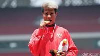 Para Atlet Indonesia Rica Oktavia berhasil meraih medali emas dari lompat jauh T20 atau tunagrahita putri, Jakarta, Senin (8/10/2018).