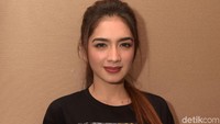 Angel Karamoy tampil kasual dalam acara yang digelar di XXI Metropole, Jakarta Pusat, Senin (8/10). Foto: Noel/detikHOT