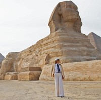 Melania Trump melanjutkan tur Afrika ke Kairo, Mesir, Minggu (7/10/2018). Muncul dengan setelan putih saat mengunjungu Piramida, istri Presiden AS Donald Trump itu malah jadi target ejekan netizen. (Foto: Saul Loeb/AFP/Getty Images/CNN)