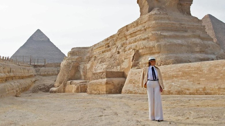 Melania mengakhiri perjalanannya di Mesir dengan mengunjungi kawasan piramida sebelum terbang ke AS (Saul Loeb/AFP/Getty Images/CNN) Melania mengakhiri perjalanannya di Mesir dengan mengunjungi kawasan piramida sebelum terbang ke AS (Saul Loeb/AFP/Getty Images/CNN)