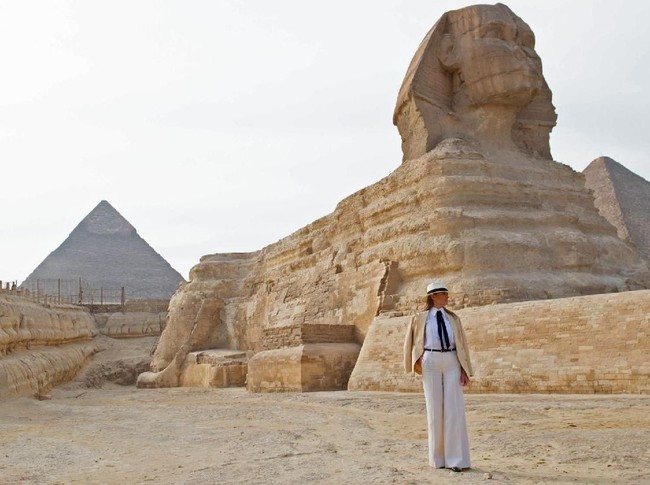 Melania Trump melanjutkan tur Afrika ke Kairo, Mesir, Minggu (7/10/2018). Muncul dengan setelan putih saat mengunjungu Piramida, istri Presiden AS Donald Trump itu malah jadi target ejekan netizen. (Foto: Saul Loeb/AFP/Getty Images/CNN)