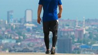 Khabib berpose dengan latar panorama Kota Makhachkala. Tanah kelahirannya di Rusia (Instagram/khabib_nurmagomedov)