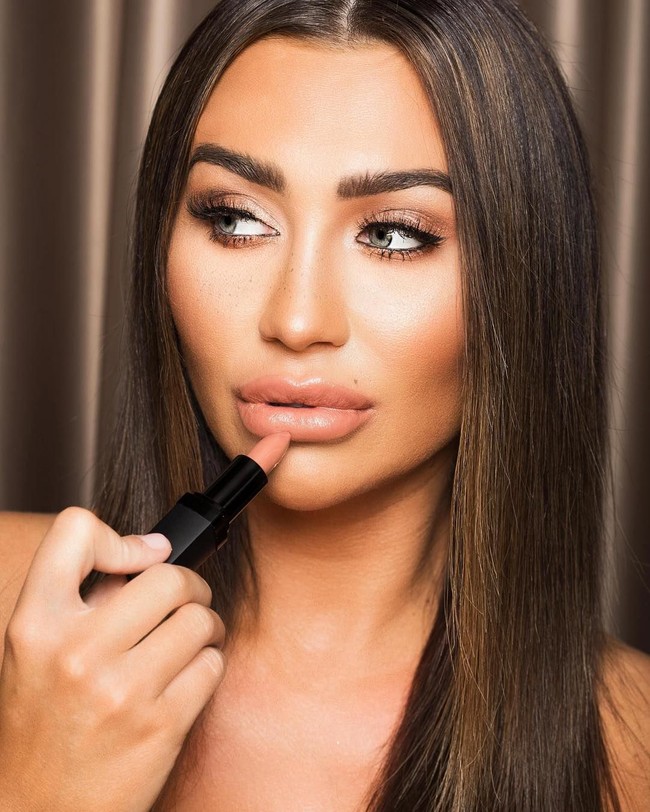 Yang paling mengejutkan adalah dia melakukan filler bibir. Tapi karena terlalu berlebihan bentuk bibirnya jadi tebal dan kurang proposional.  Foto: dok. Instagram