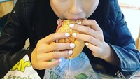 Terungkap juga nih makanan favorit wanita kelahiran 1988 ini. Awkwafina ternyata cinta mati sama sandwich buatan Subway. Nyamm nyamm! Foto: Instagram awkwafina