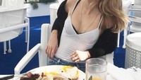 Meski bertubuh ramping, model cantik ini kerap hang out dan makan bareng teman-temannya. Walau mengenakan kaus dan celana jeans, gayanya saat makan di sebuah restoran terlihat sangat cantik. Foto: Lu