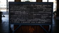 Terlihat tiang penyangga dan papan petunjuk karatan,  peron-peron yang lengang dan sistem yang masih manual. Jadwal kedatangan kereta saja ditulis di papan tulis, dan sering kali sitem informasi dirusak dengan aksi vandalisme (Siphiwe Sibeko/Reuters) 