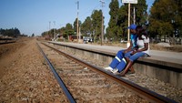 Dulunya, masyarakat sangat ramai dan kereta selalu penuh oleh penumpang. Namun, semakin hari kereta semakin tidak terurus, kotor, selalu lambat dak akhirnya sepi penumpang (Siphiwe Sibeko/Reuters) 